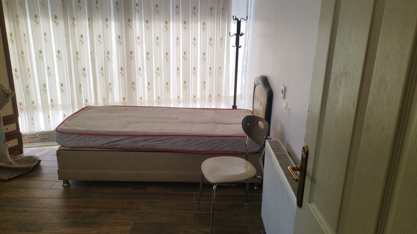 Modern banyo, walk-in duş kabini, mermer zemin ve şık aksesuarlar