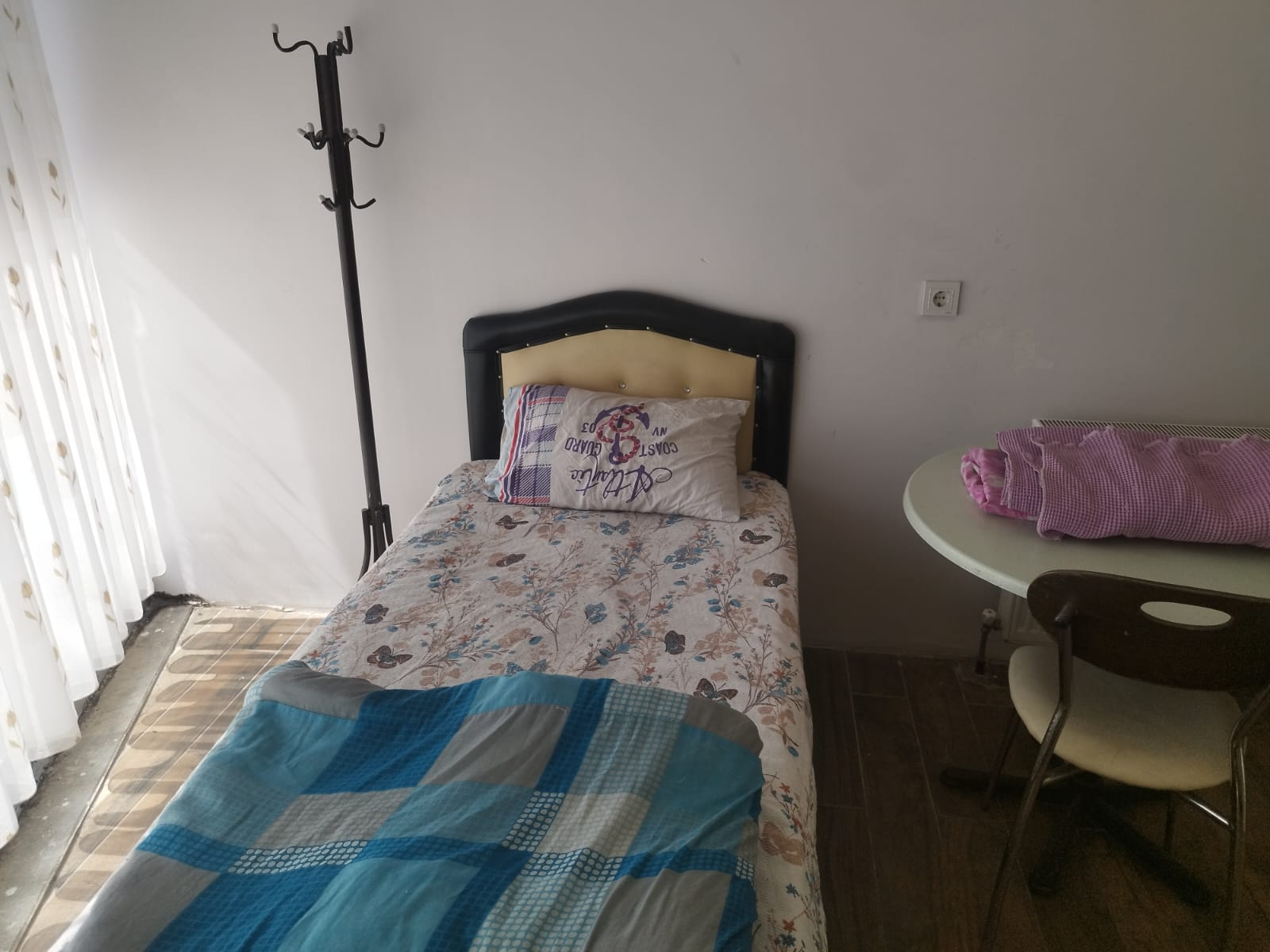 Ortak öğrenci çalışma alanı, modern masalar, rahat sandalyeler ve kitaplık