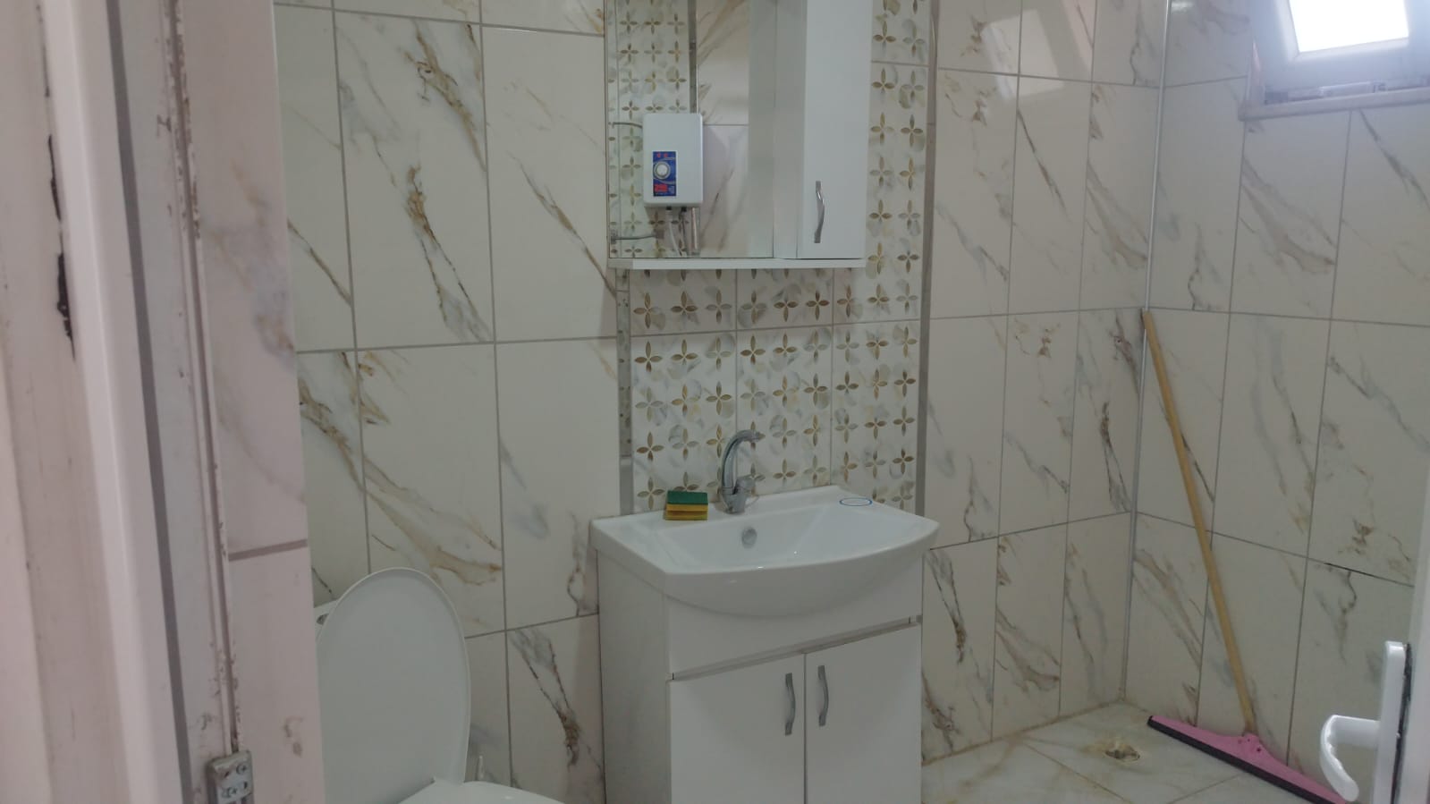Tadım apartman dairesi modern mutfak görünümü, şık dolaplar, mermer tezgah ve son model beyaz eşyalar
